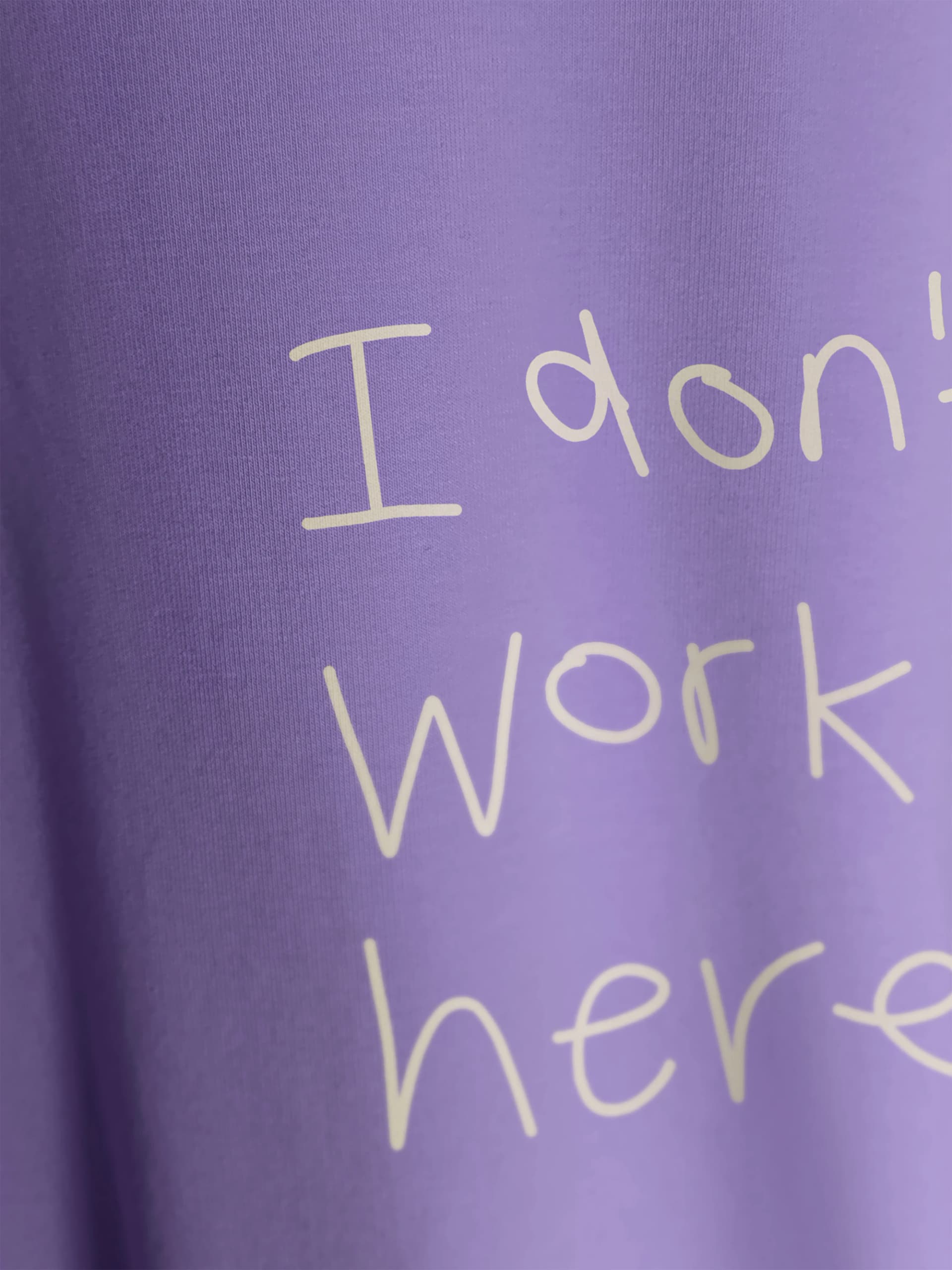 Футболка фиолетовая с принтом I don t work here — миниатюра 2