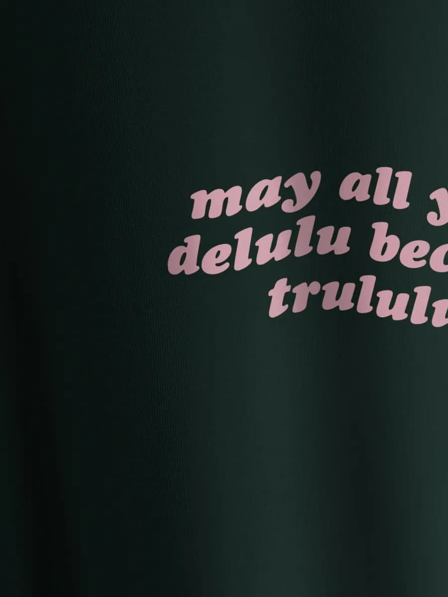 Футболка приталенная зеленая с принтом Delulu — миниатюра 2