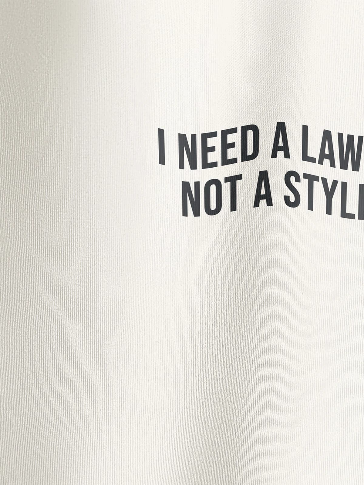 Футболка приталенная молочная с принтом I need a lawyer not a stylist — миниатюра 2