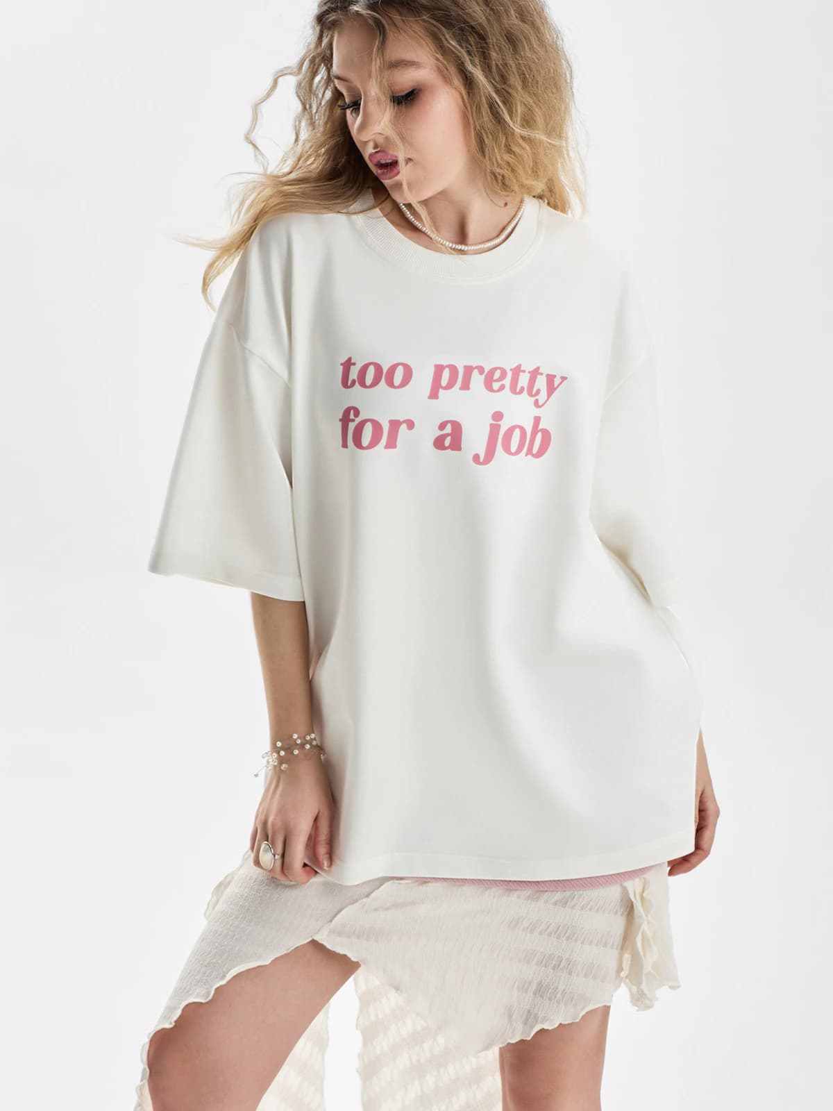 Футболка молочная с принтом Too pretty for a job — миниатюра 2