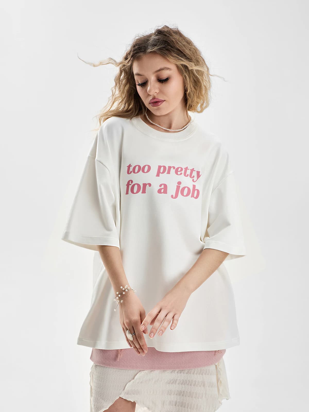 Футболка молочная с принтом Too pretty for a job — миниатюра 6