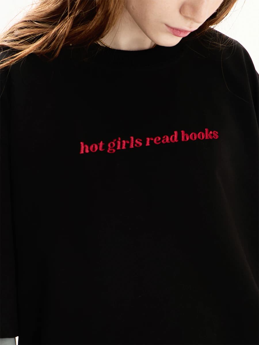 Футболка черная с вышивкой Hot girls read books — миниатюра 2