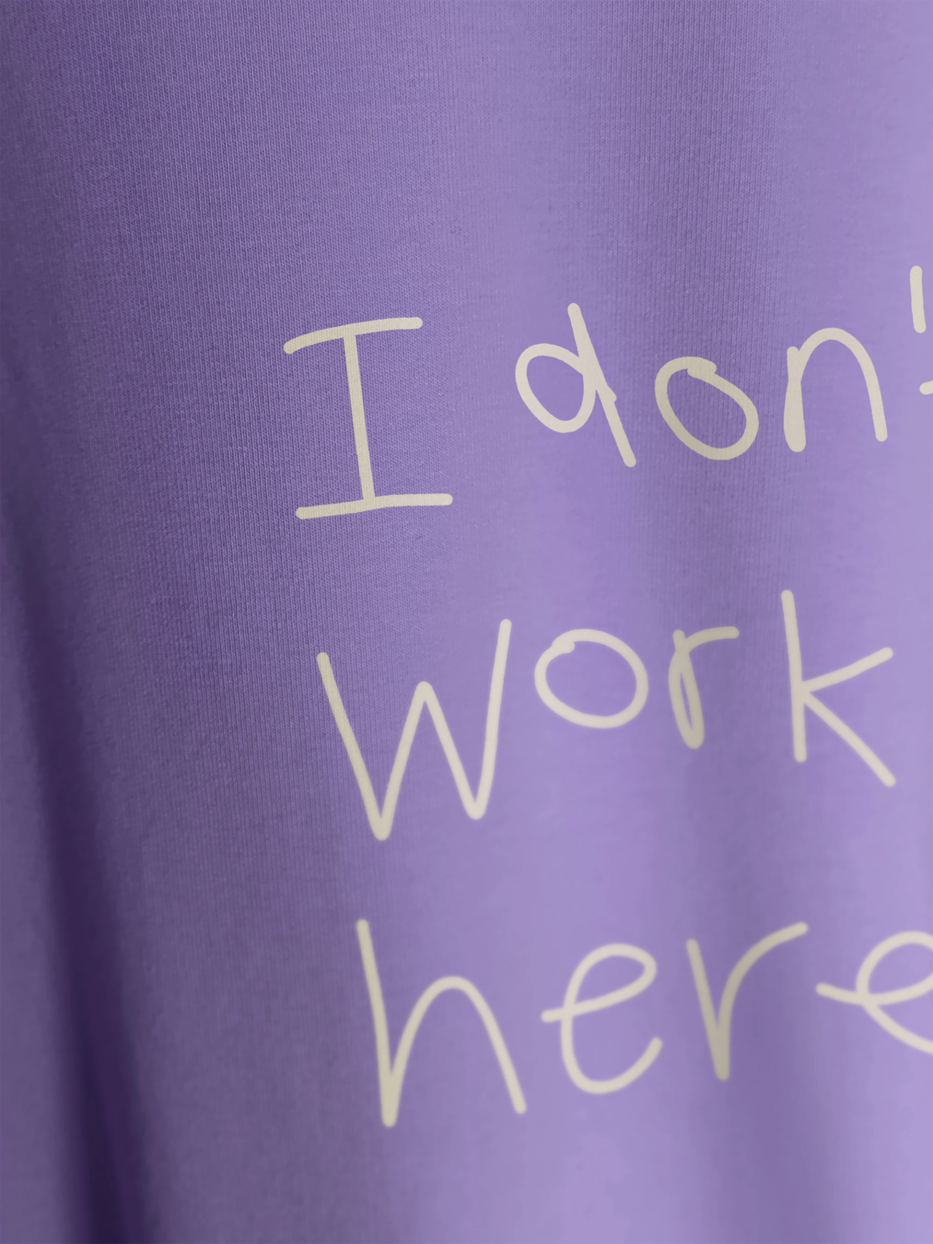 Футболка фиолетовая с принтом I don t work here