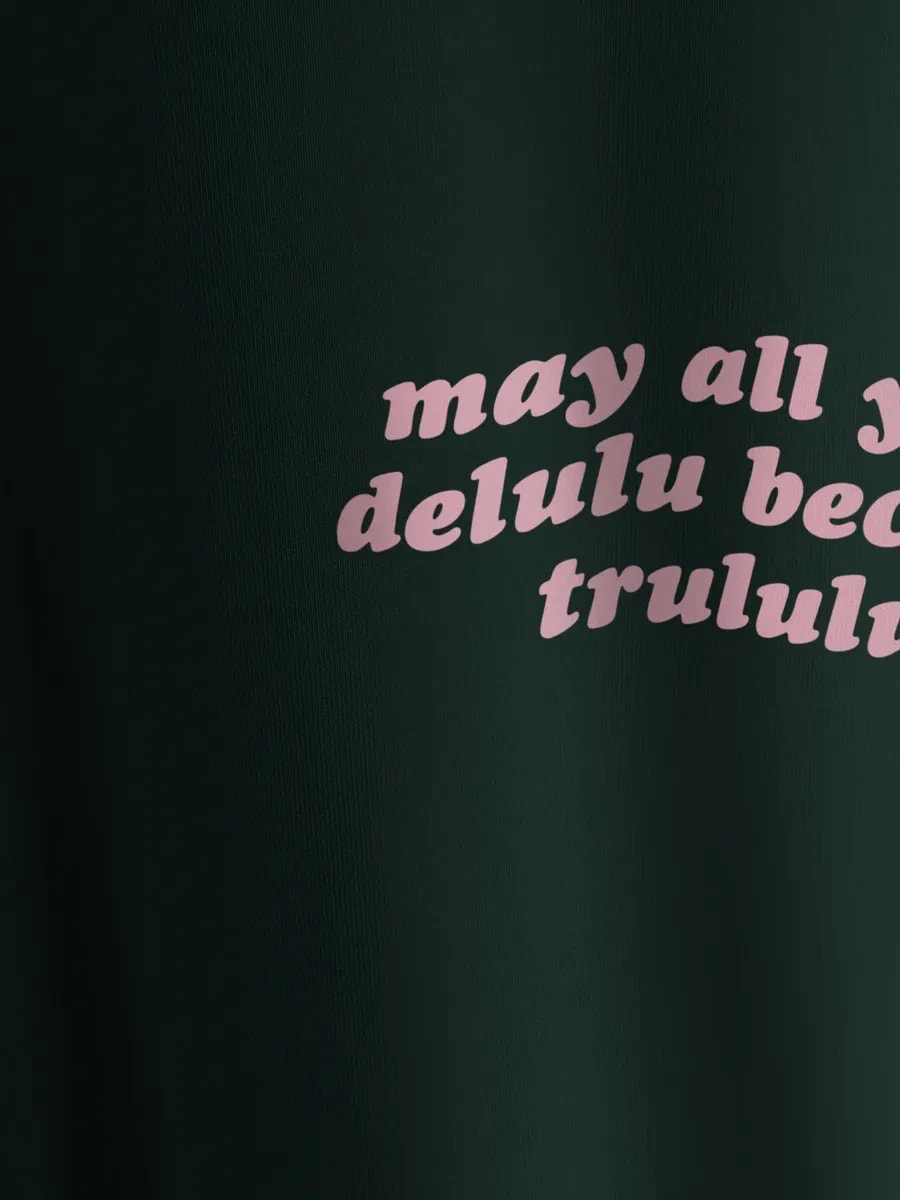 Футболка приталенная зеленая с принтом Delulu