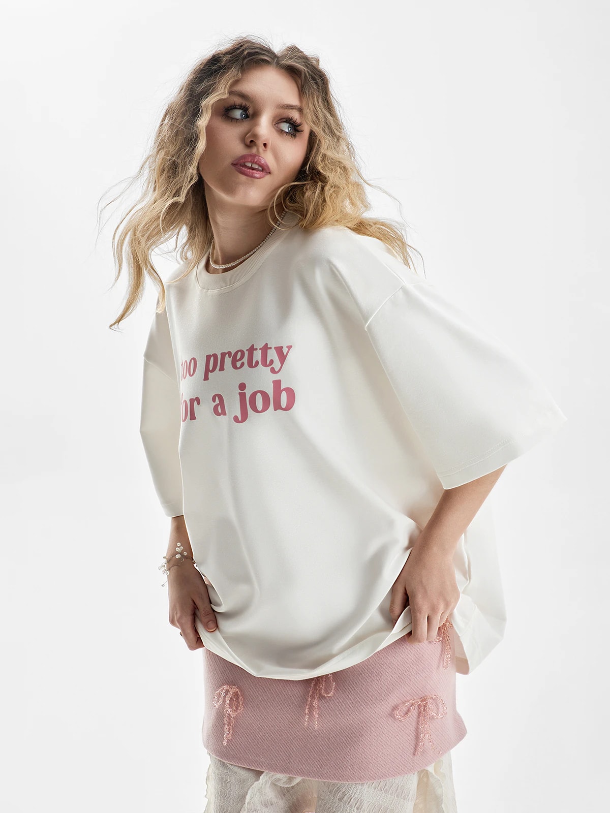 Футболка молочная с принтом Too pretty for a job