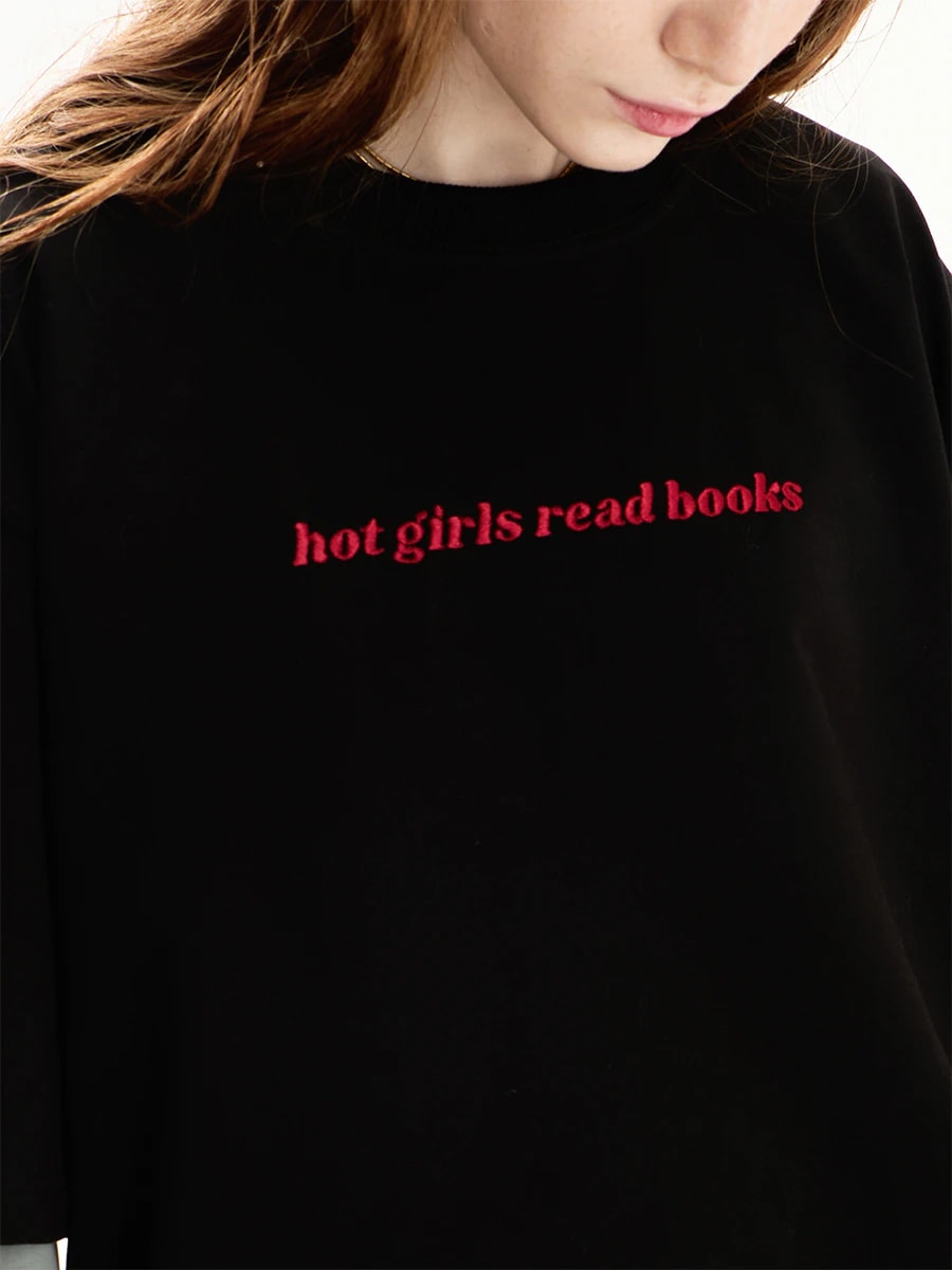 Футболка черная с вышивкой Hot girls read books