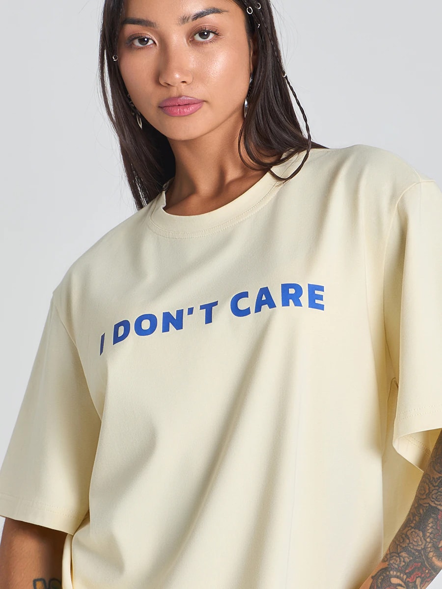 Футболка сливочная с принтом I don’t care